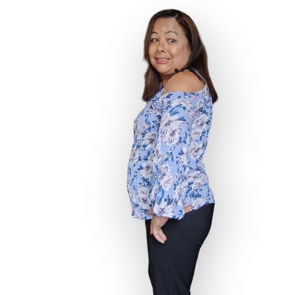 🎊3 FOR $10 CHARLOTTE RUSSE WOMENS MEDIUM BLUE AND WHITE FLORAL TOP - Picture 2 of 4